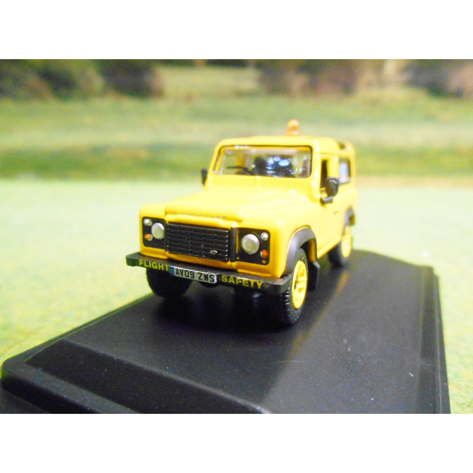 Oxford 1//76 Land Rover Defender 90 RAF Flight Safety # 76LRDF005