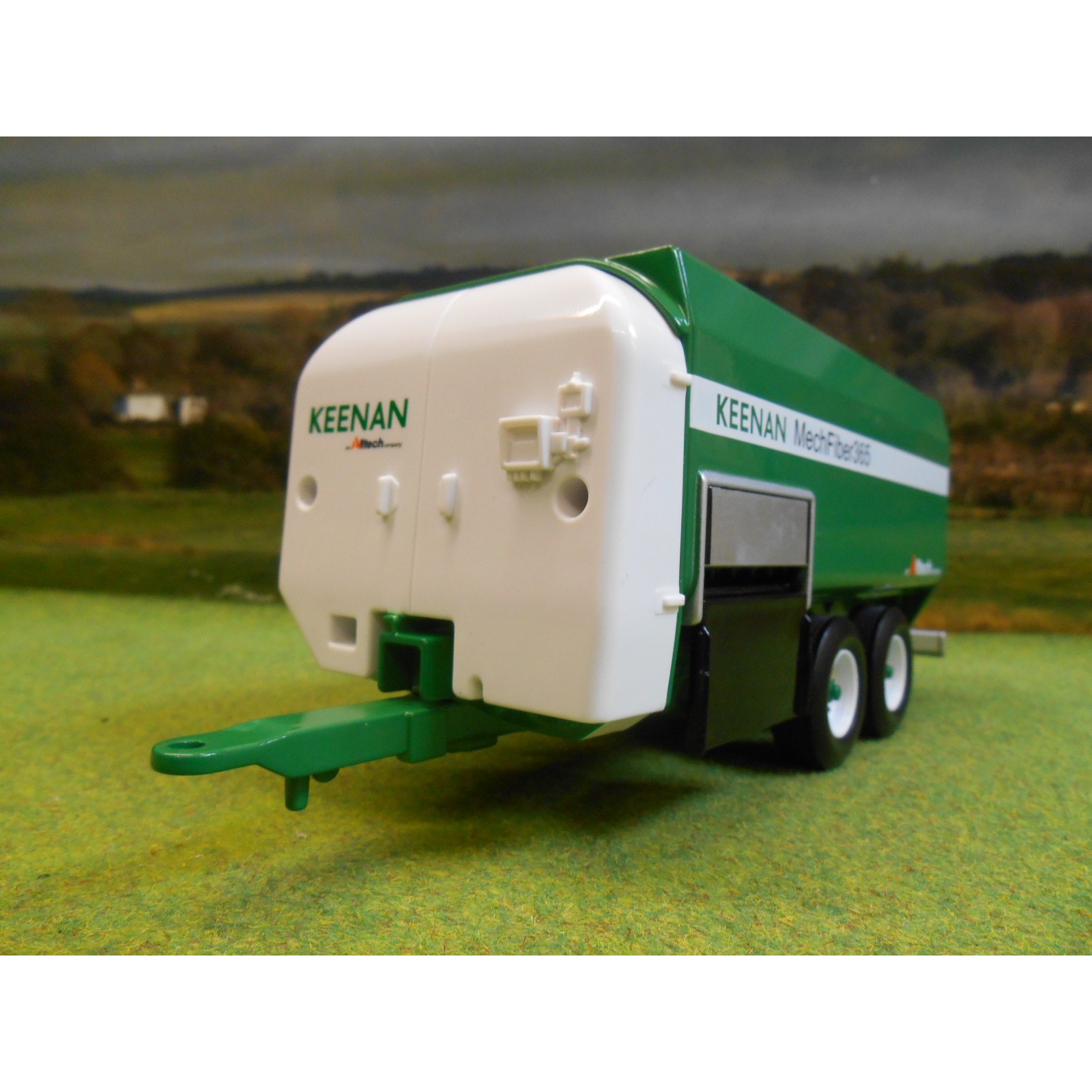 Britains 1 32 Keenan Mechfiber 365 Twin Axle Feeder Wagon One32
