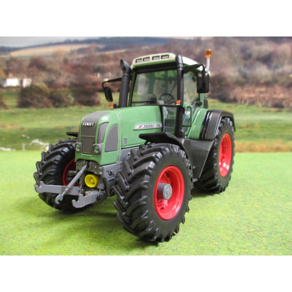 UNIVERSAL HOBBIES 132 FENDT 716 VARIO GENERATION 1 4WD TRACTOR One32