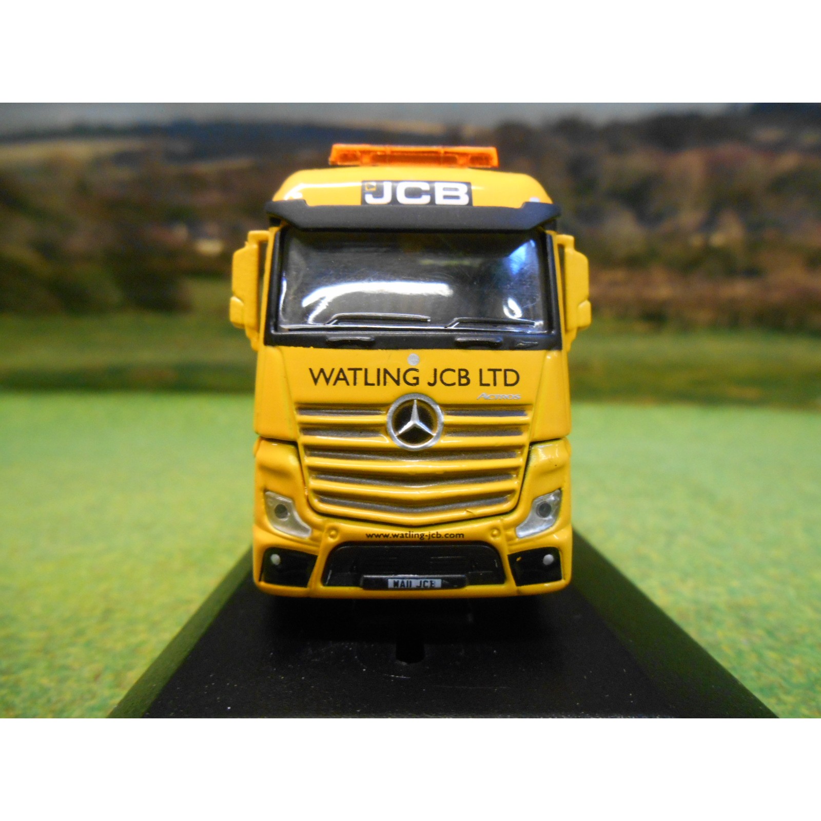 Mercedes Actros Semi Low Loader JCB 1-76 scale new 76MB010 