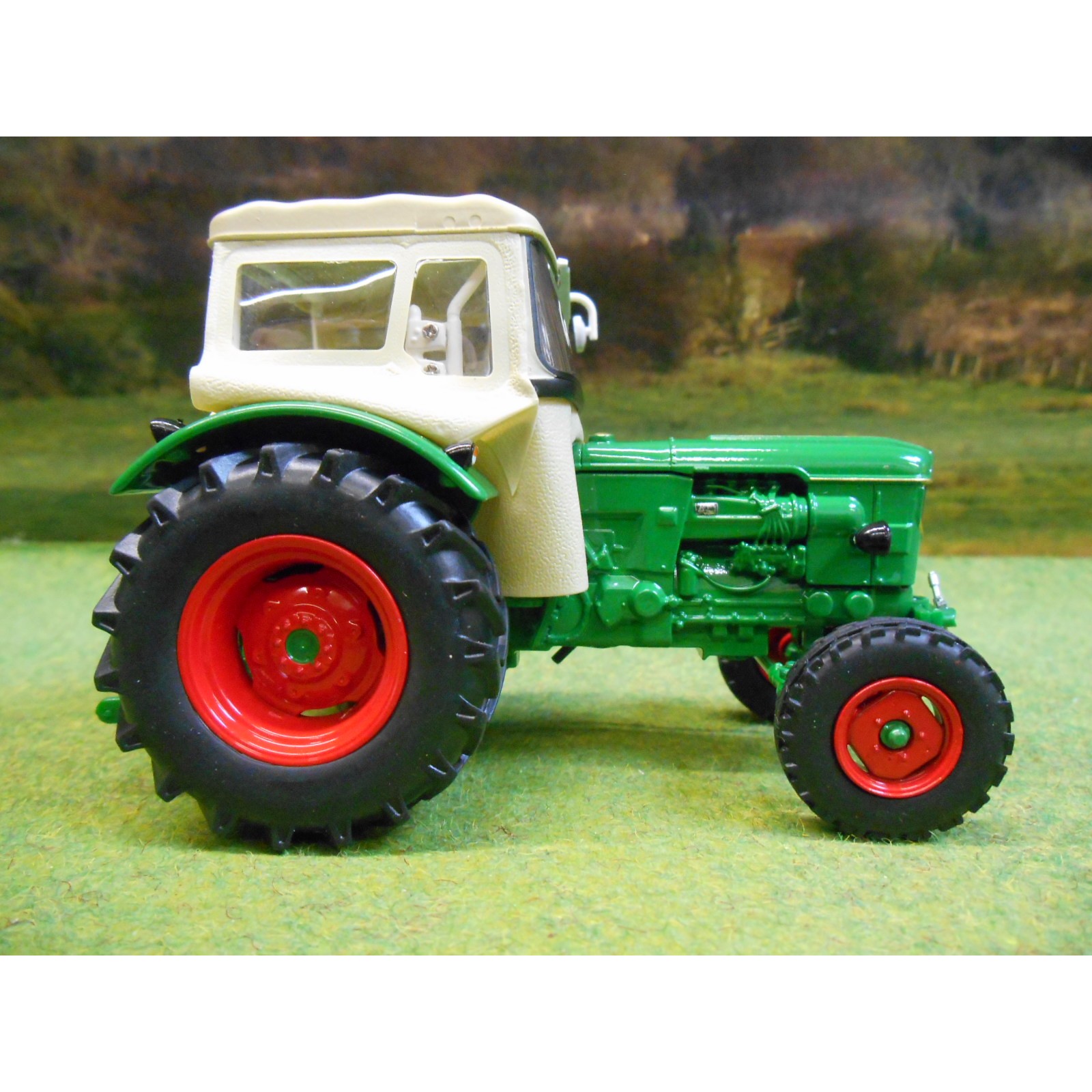Deutz d6005 2wd with Cabin tractor 1:32 Model 5252 universal hobbies 