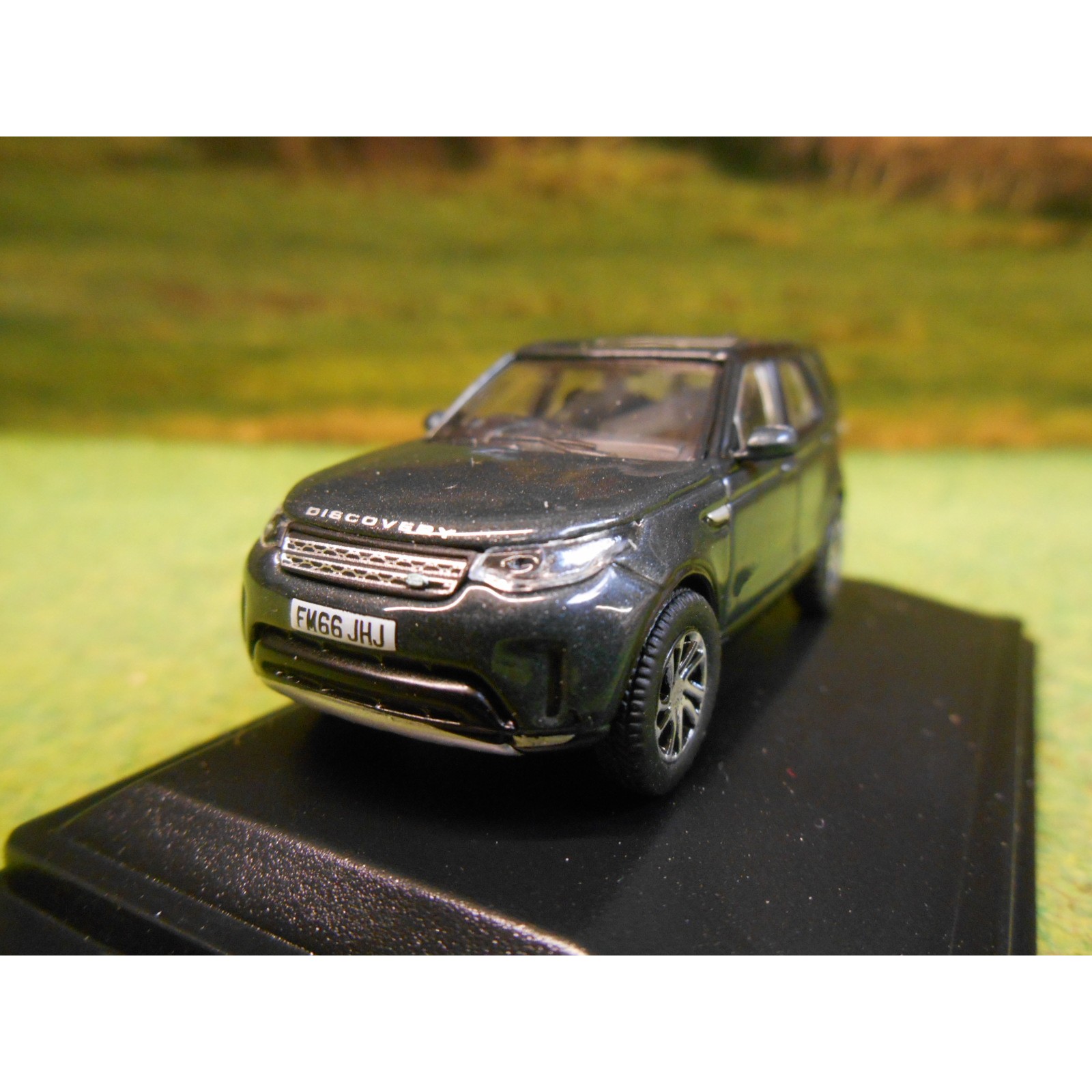 76DIS5002 Oxford Diecast Land Rover Discovery 5 HSE LUX Santorini Black 
