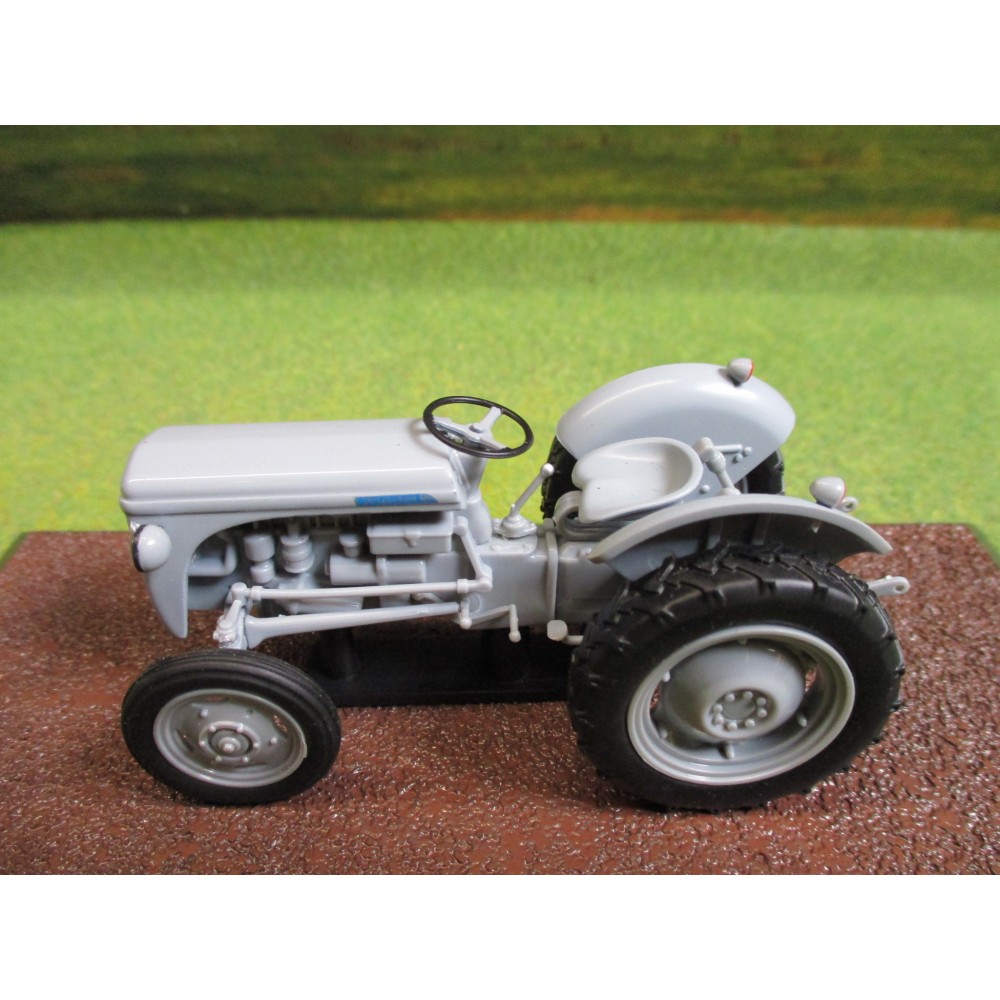ATLAS EDITIONS 132 1953 FERGUSON TE 20 TRACTOR GREY FERGIE One32