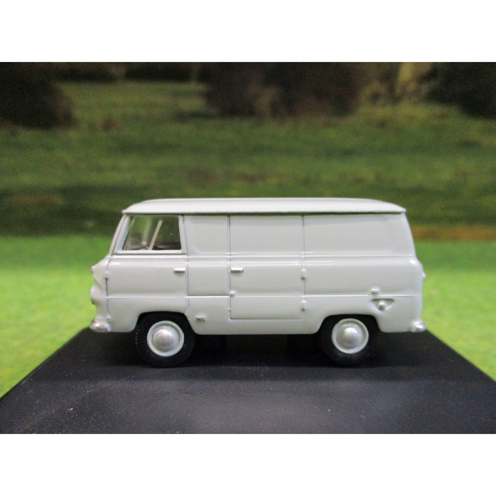 OXFORD 1:76 FORD 400E VAN GREY - One32 Farm toys and models OXFORD 1:76 FORD 400E VAN GREY - One32 Farm toys and models