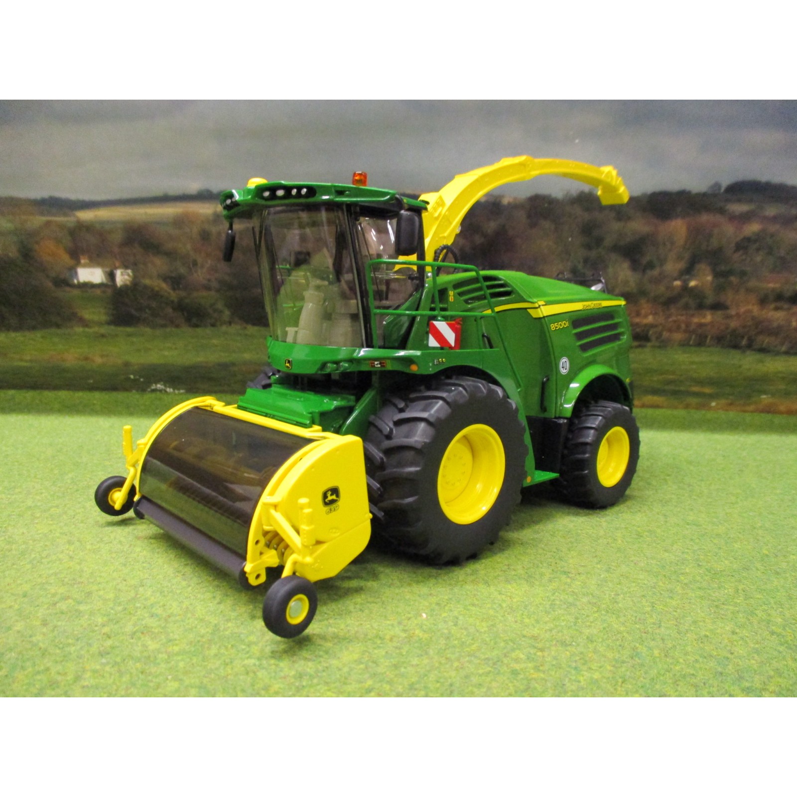 WIKING 1:32 JOHN DEERE 8500i FORAGER WITH GRASS  MAIZE HEADERS - One32  Farm toys and models