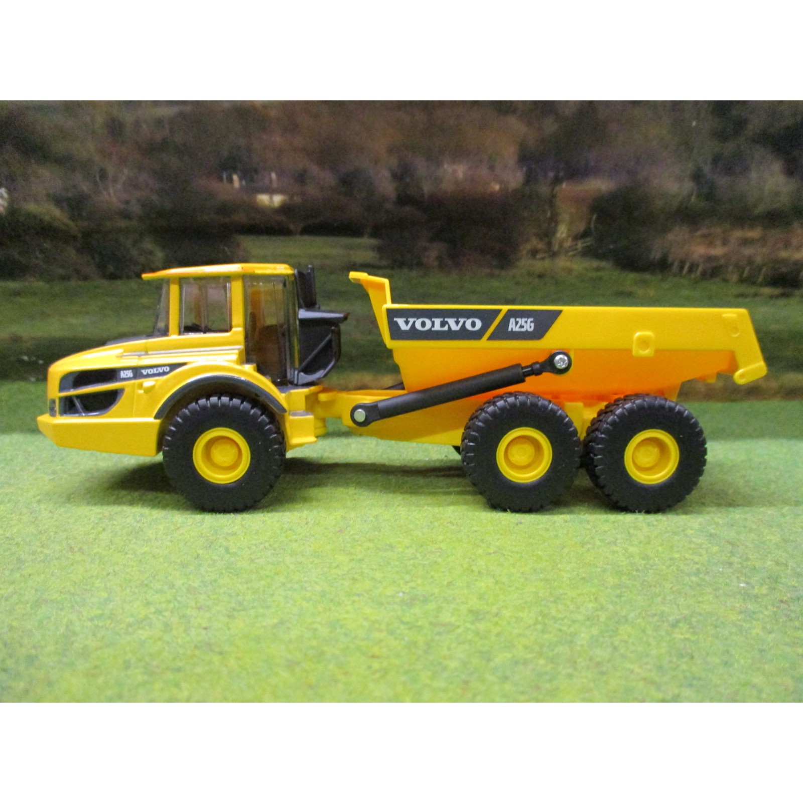 BURAGO 1/50 VOLVO A25G ARTICULATED DUMP TRUCK