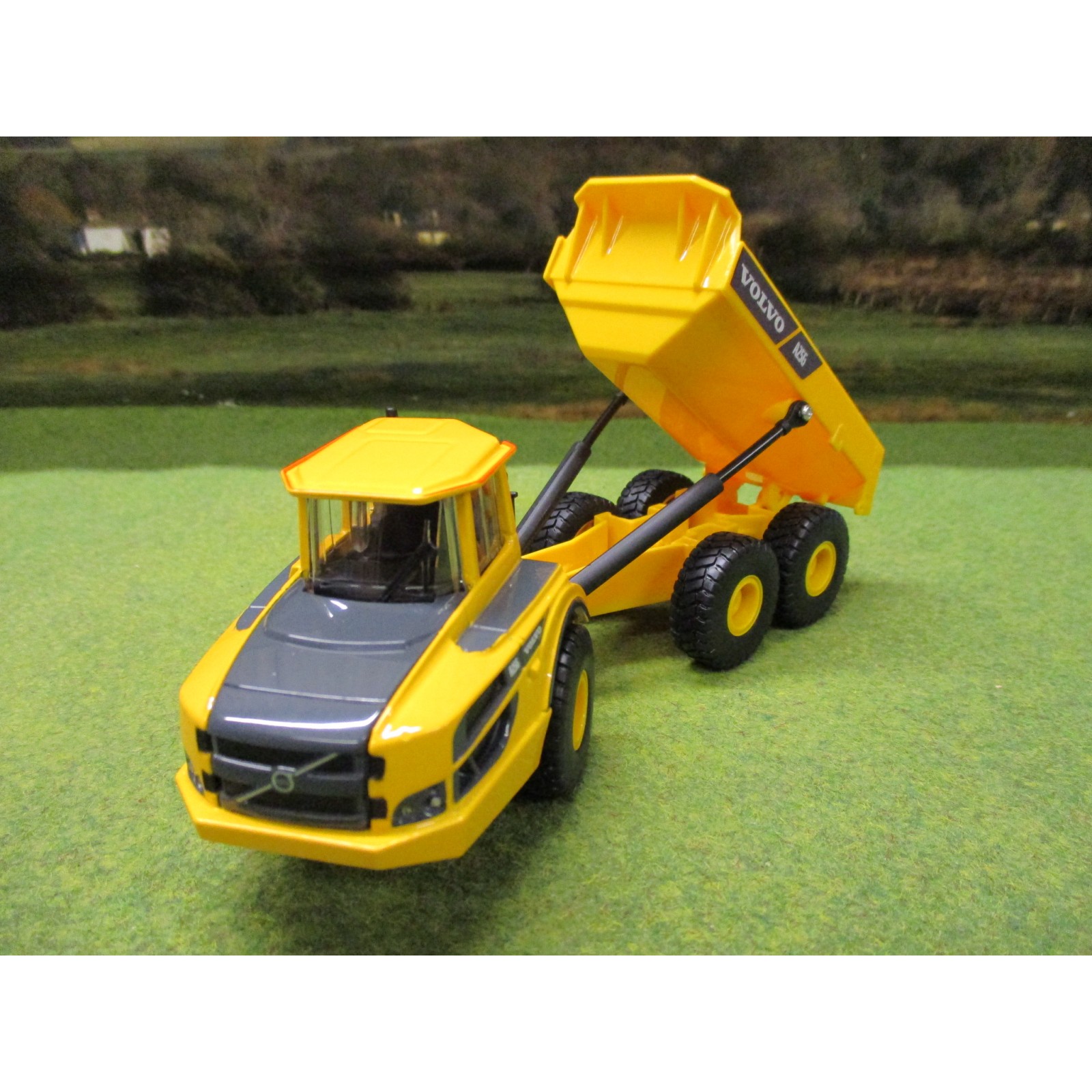 BURAGO 1/50 VOLVO A25G ARTICULATED DUMP TRUCK