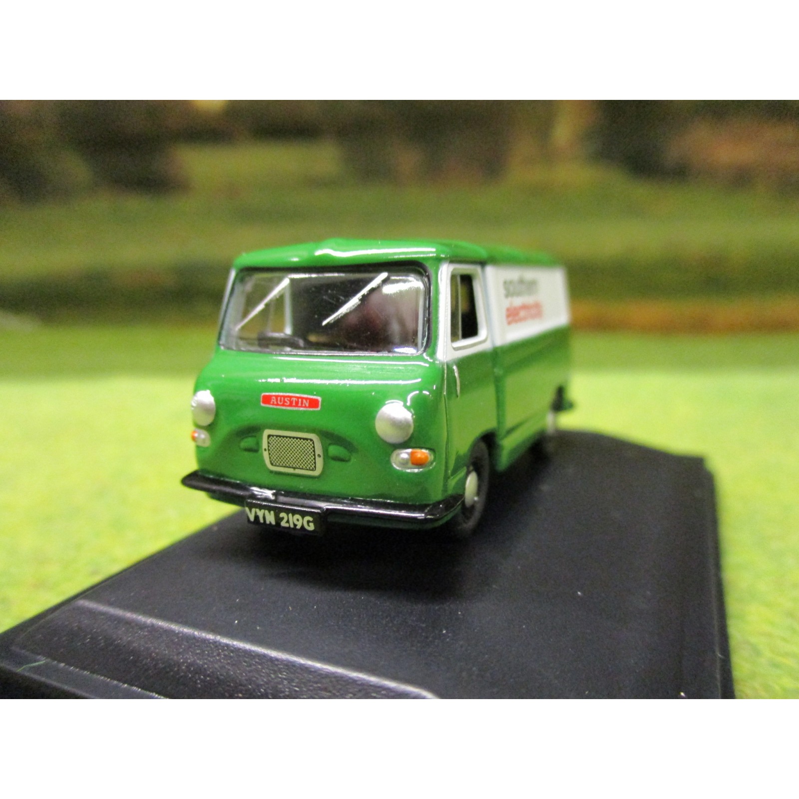 OXFORD 1:76 AUSTIN J4 VAN SOUTHERN ELECTRICITY - One32 Farm