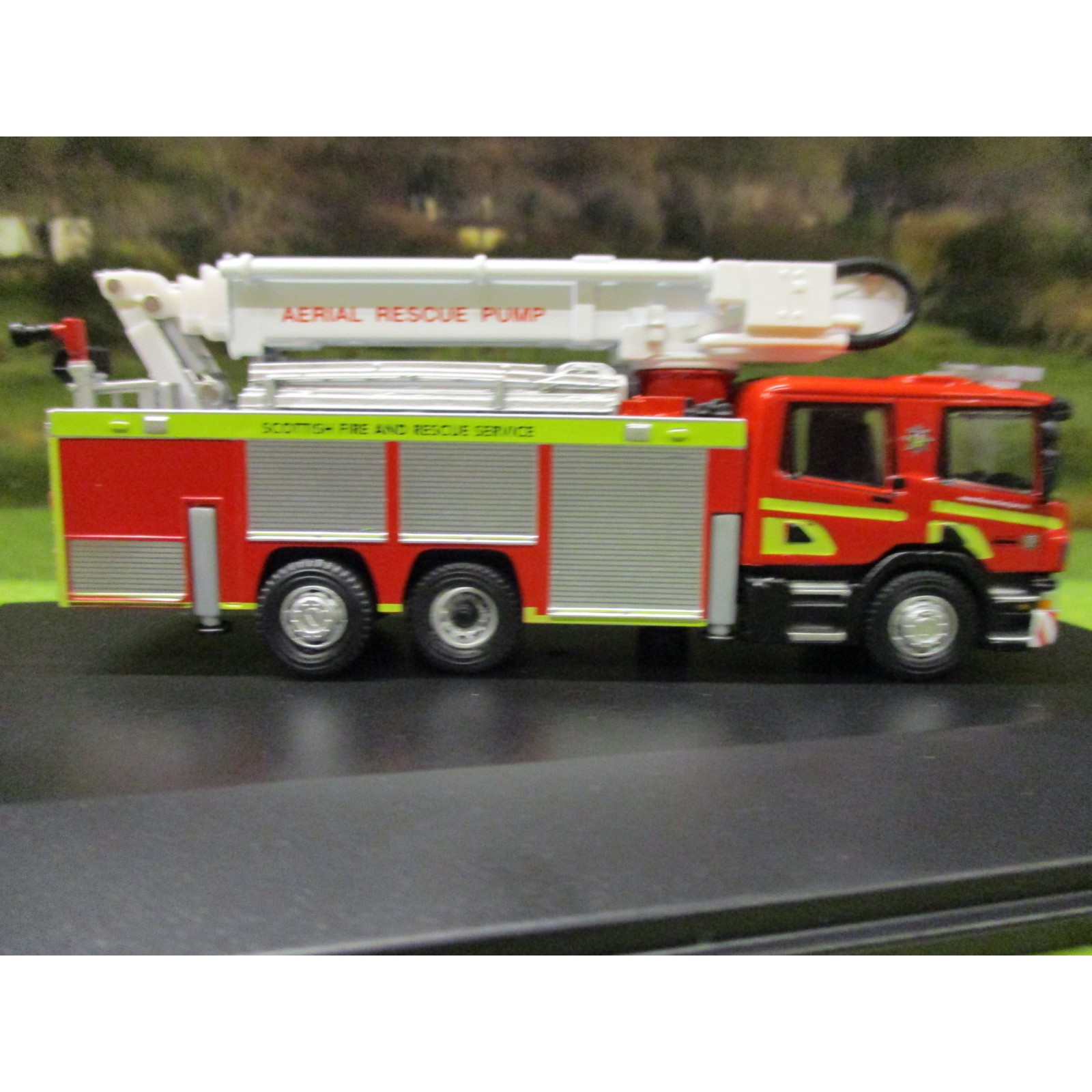 1:76 OXFORD SCANIA FIRE AERIAL RESCUE PUMP SCOTTISH FIRE RESCUE - One32 Farm toys and