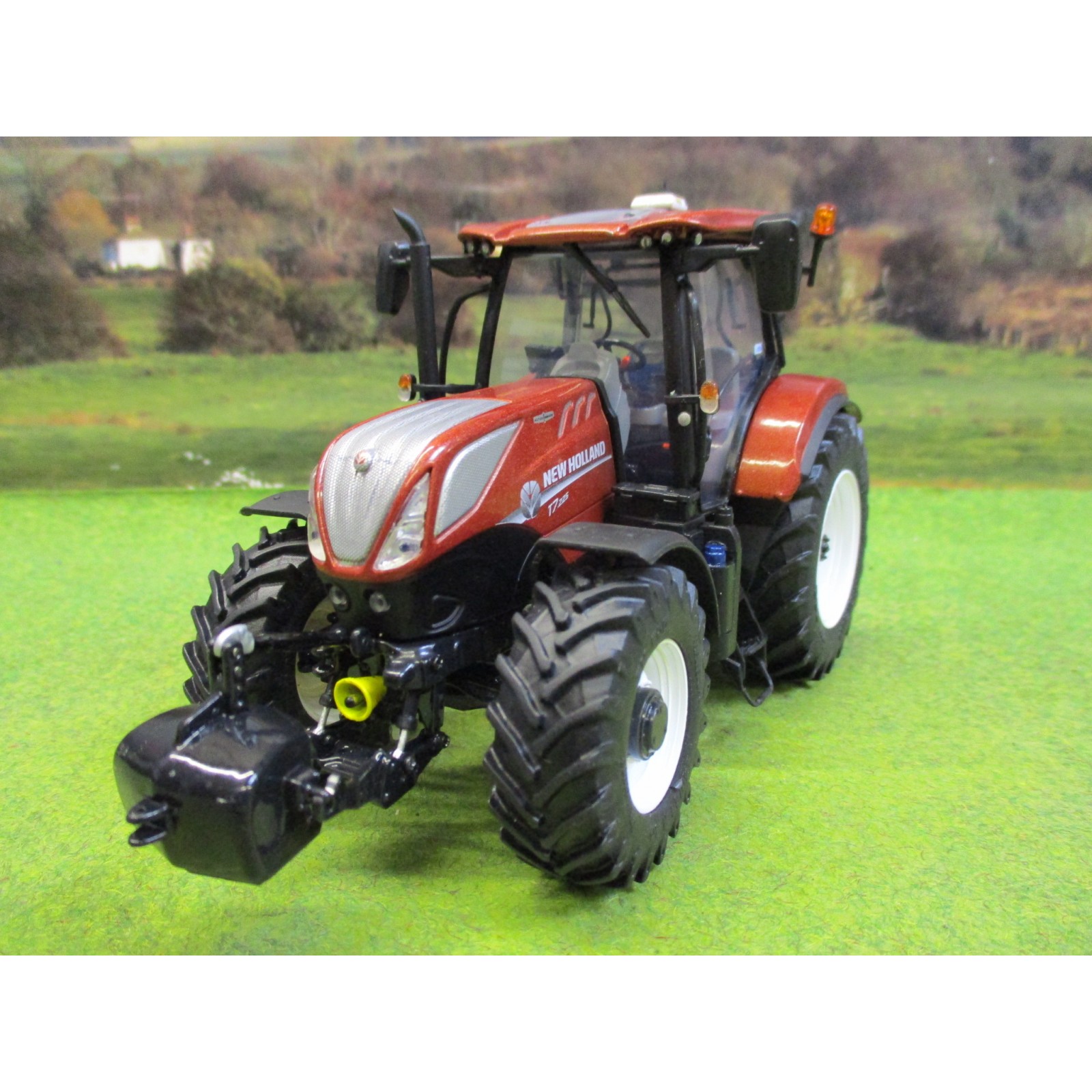 UNIVERSAL HOBBIES 1:32 NEW HOLLAND T7.225 TRACTOR TERRACOTTA LTD EDITION -  One32 Farm toys and models