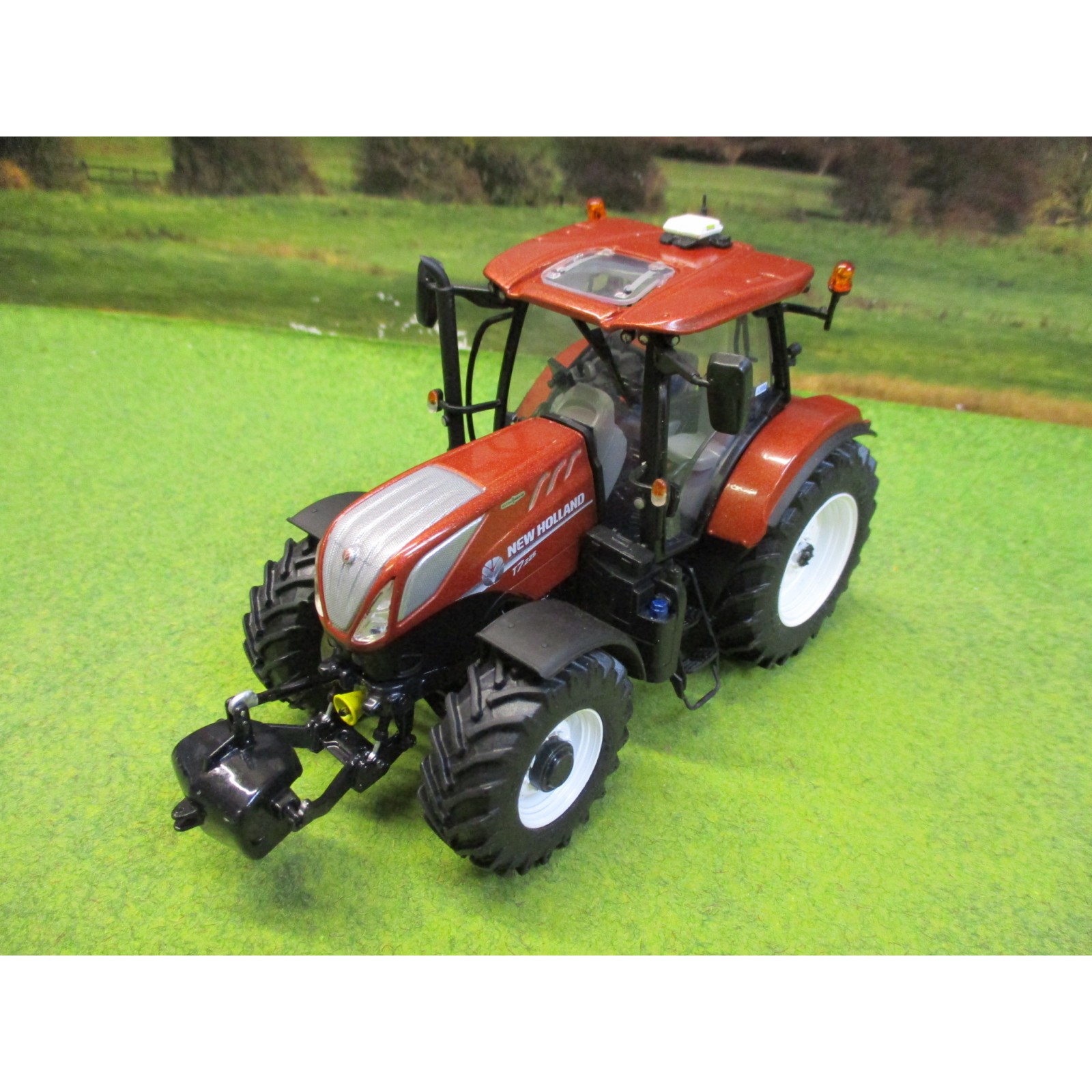 UNIVERSAL HOBBIES 1:32 NEW HOLLAND T7.225 TRACTOR TERRACOTTA LTD