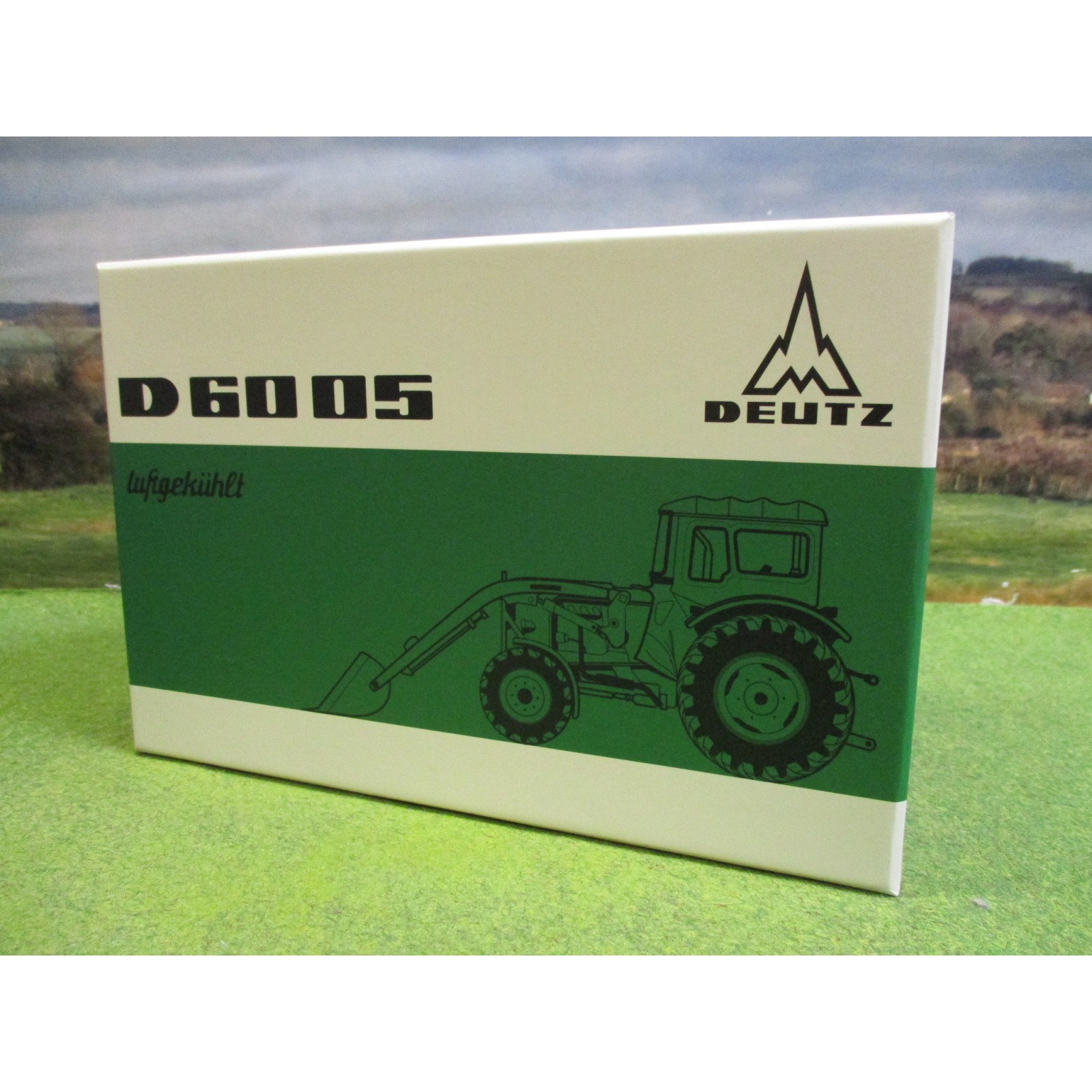 UNIVERSAL HOBBIES 1:32 DEUTZ FAHR D6005 4WD TRACTOR WITH CAB