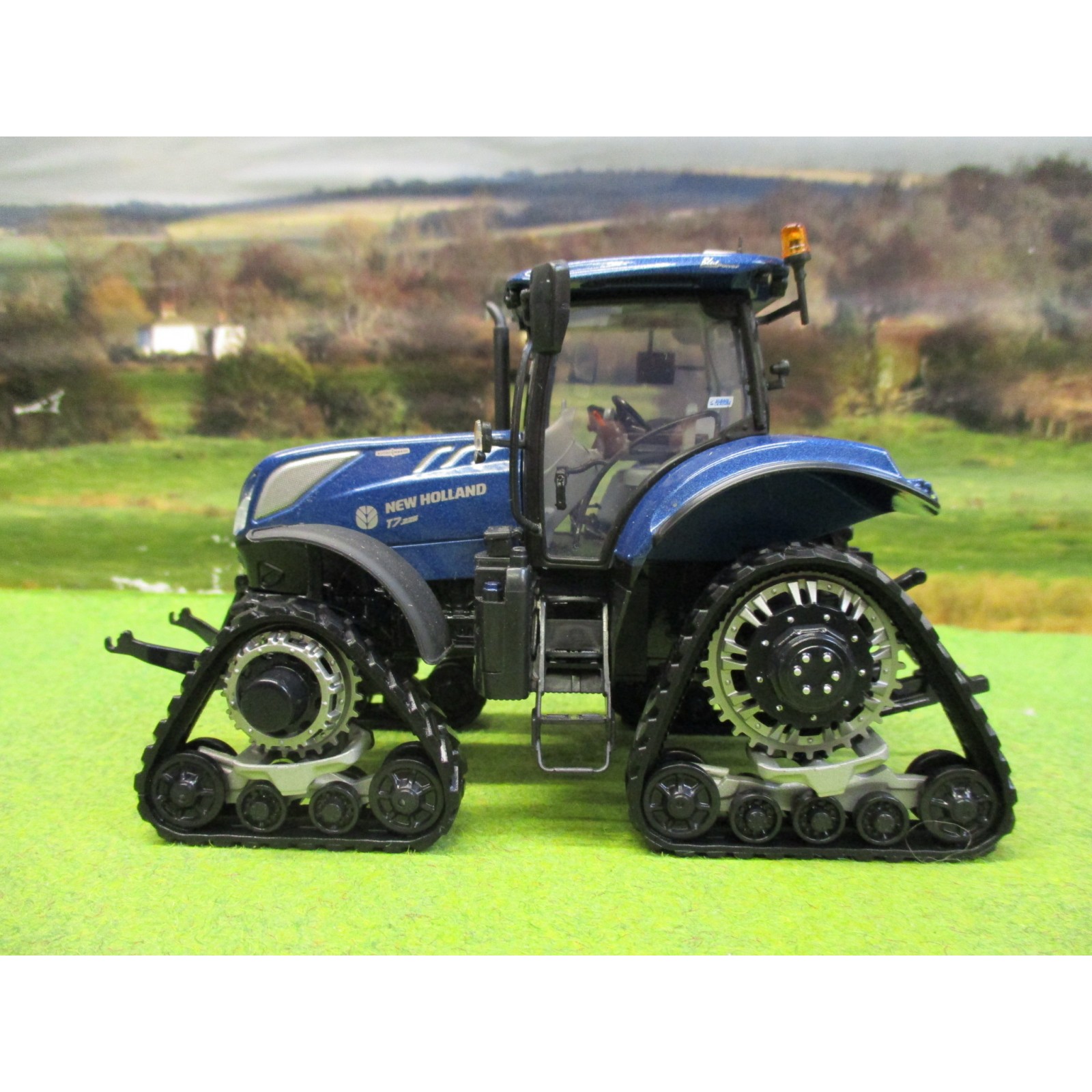 UNIVERSAL HOBBIES 1:32 NEW HOLLAND T7.225 BLUE POWER TRACKED TRACTOR