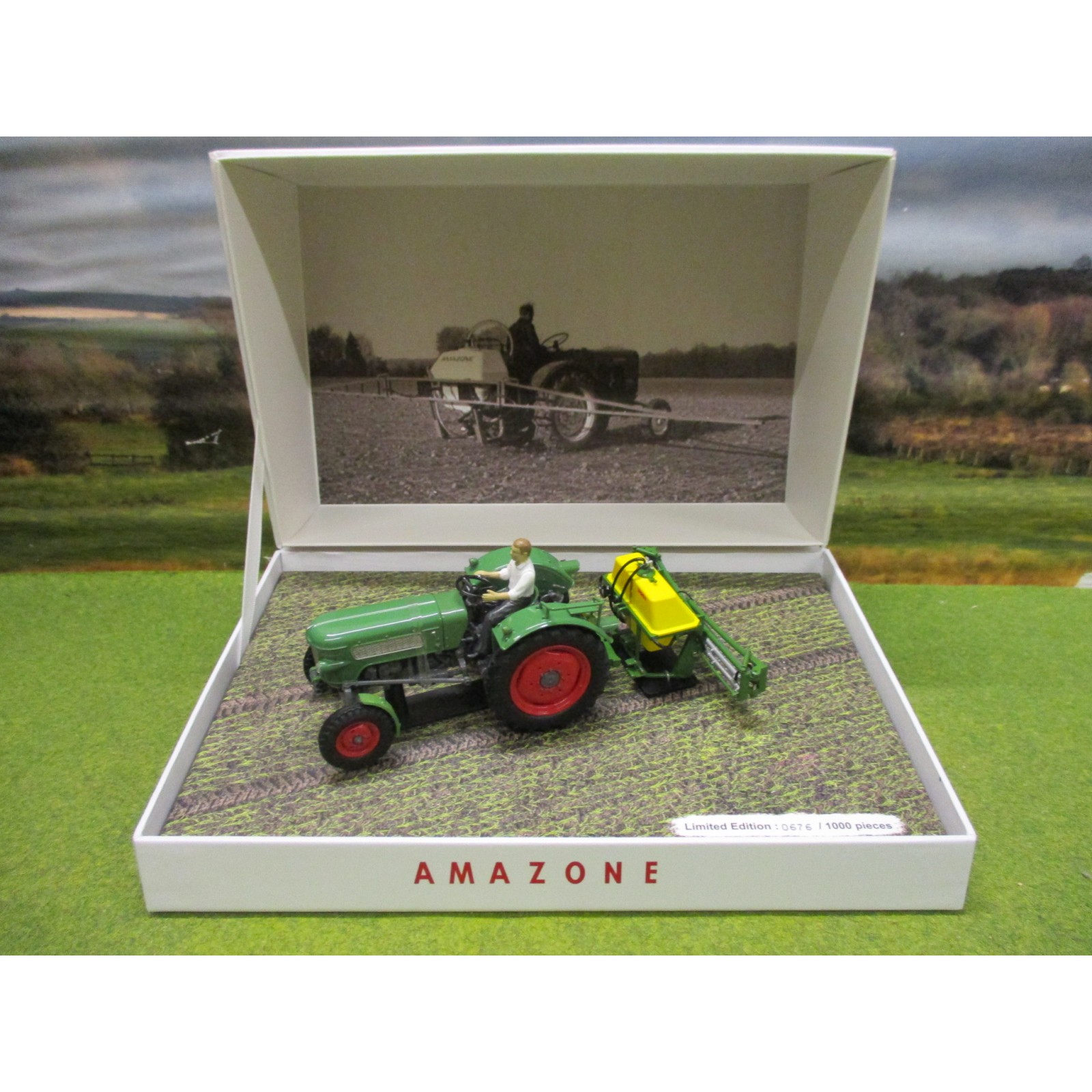 UNIVERSAL HOBBIES 1:32 FENDT FARMER 2 & AMAZONE SPRAYER