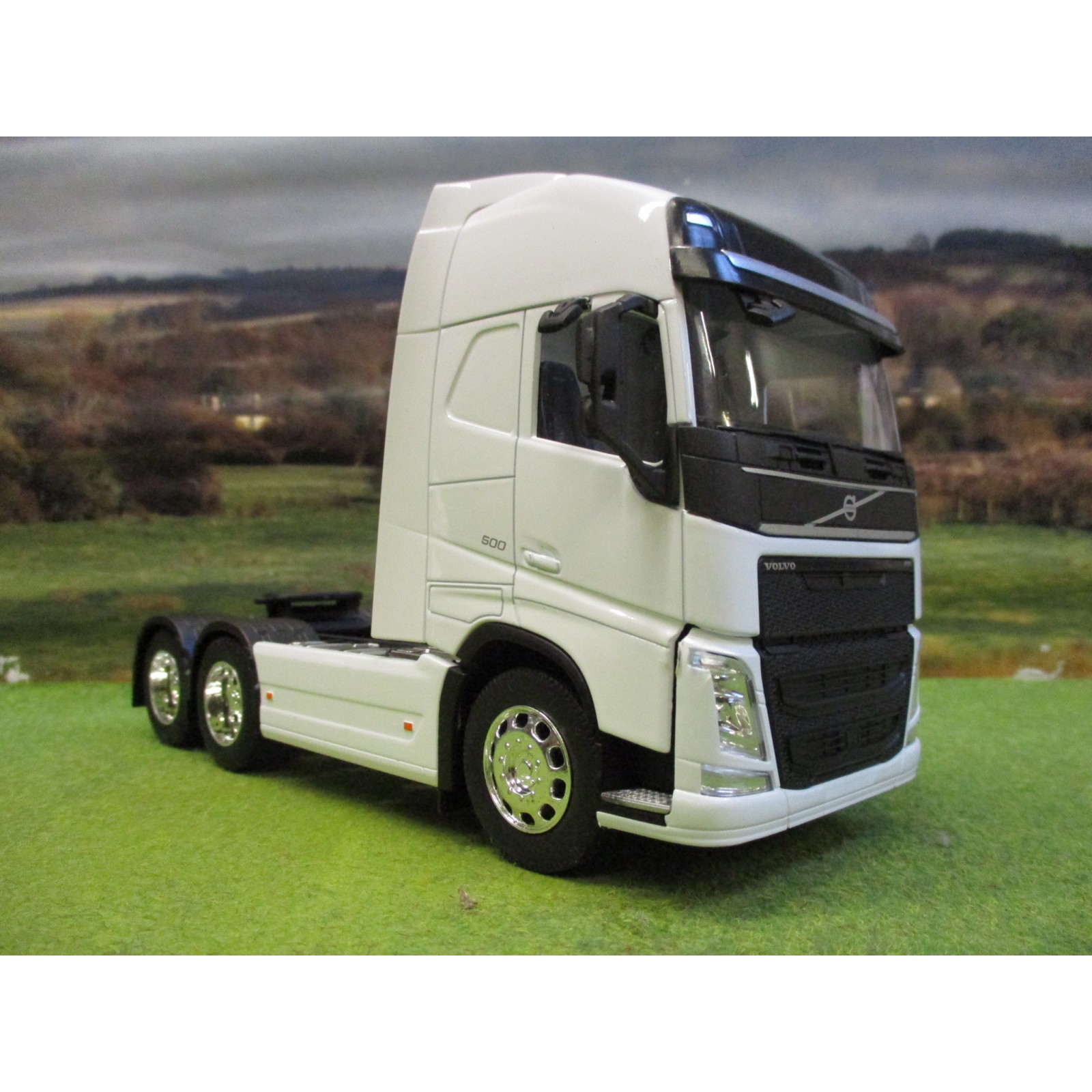 Welly Volvo FH 500 white cab 1/32 scale 