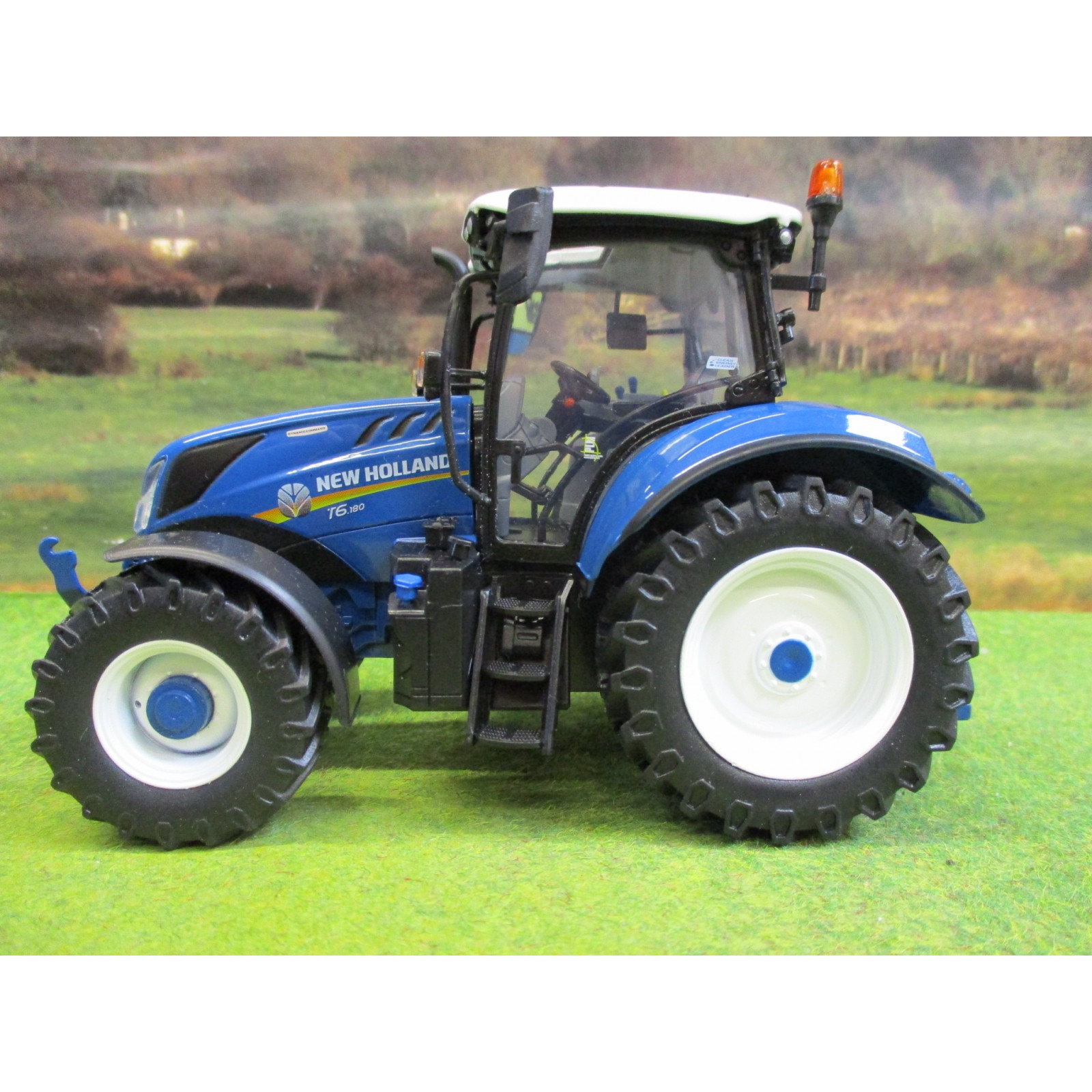 UNIVERSAL HOBBIES 1:32 NEW HOLLAND T6.180 HERITAGE FORD BLUE