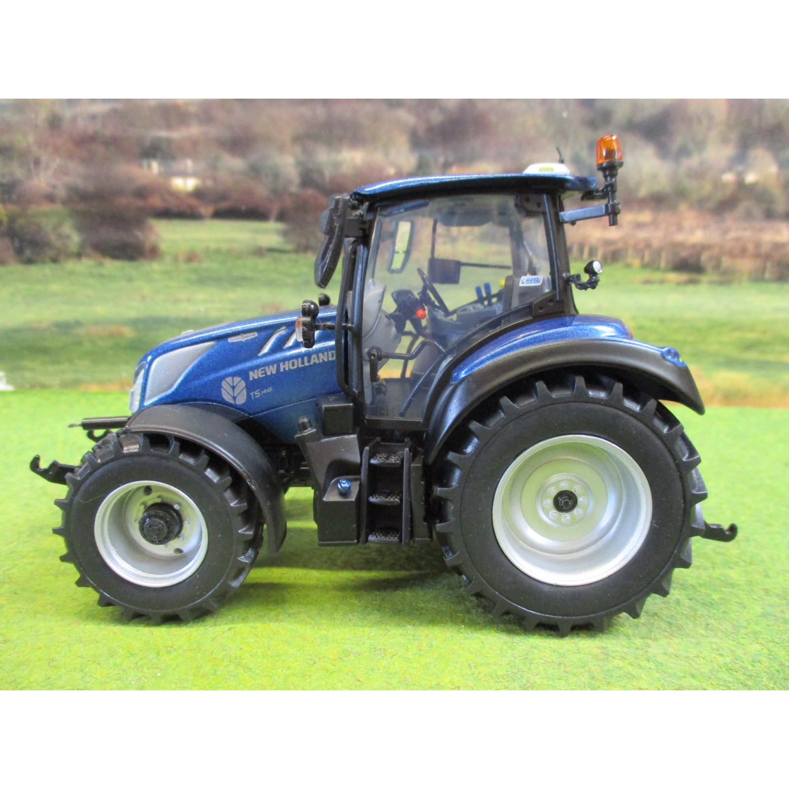 UNIVERSAL HOBBIES 1:32 NEW HOLLAND T5.140 BLUE POWER LOW ROOF TRACTOR