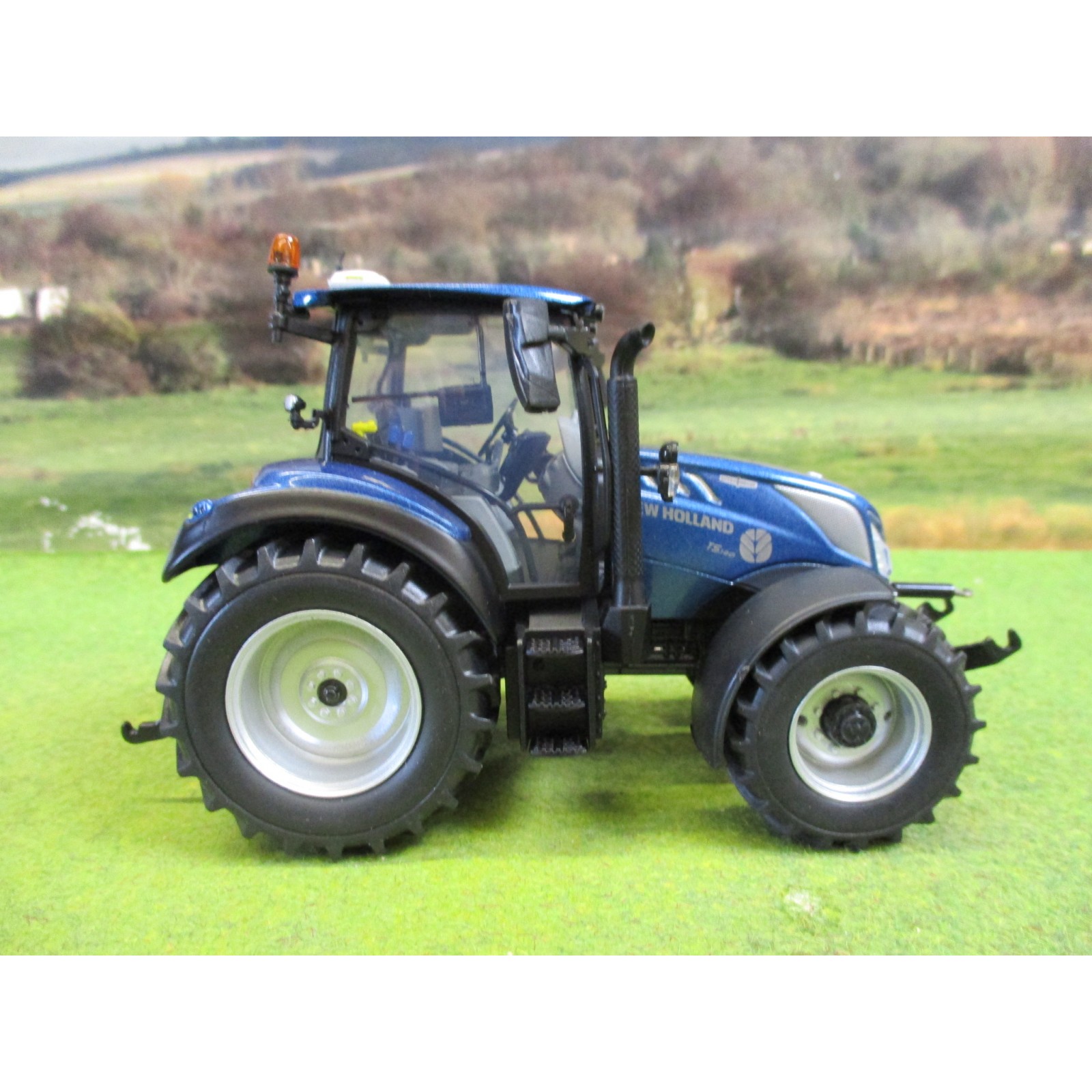 UNIVERSAL HOBBIES 1:32 NEW HOLLAND T5.140 BLUE POWER LOW ROOF