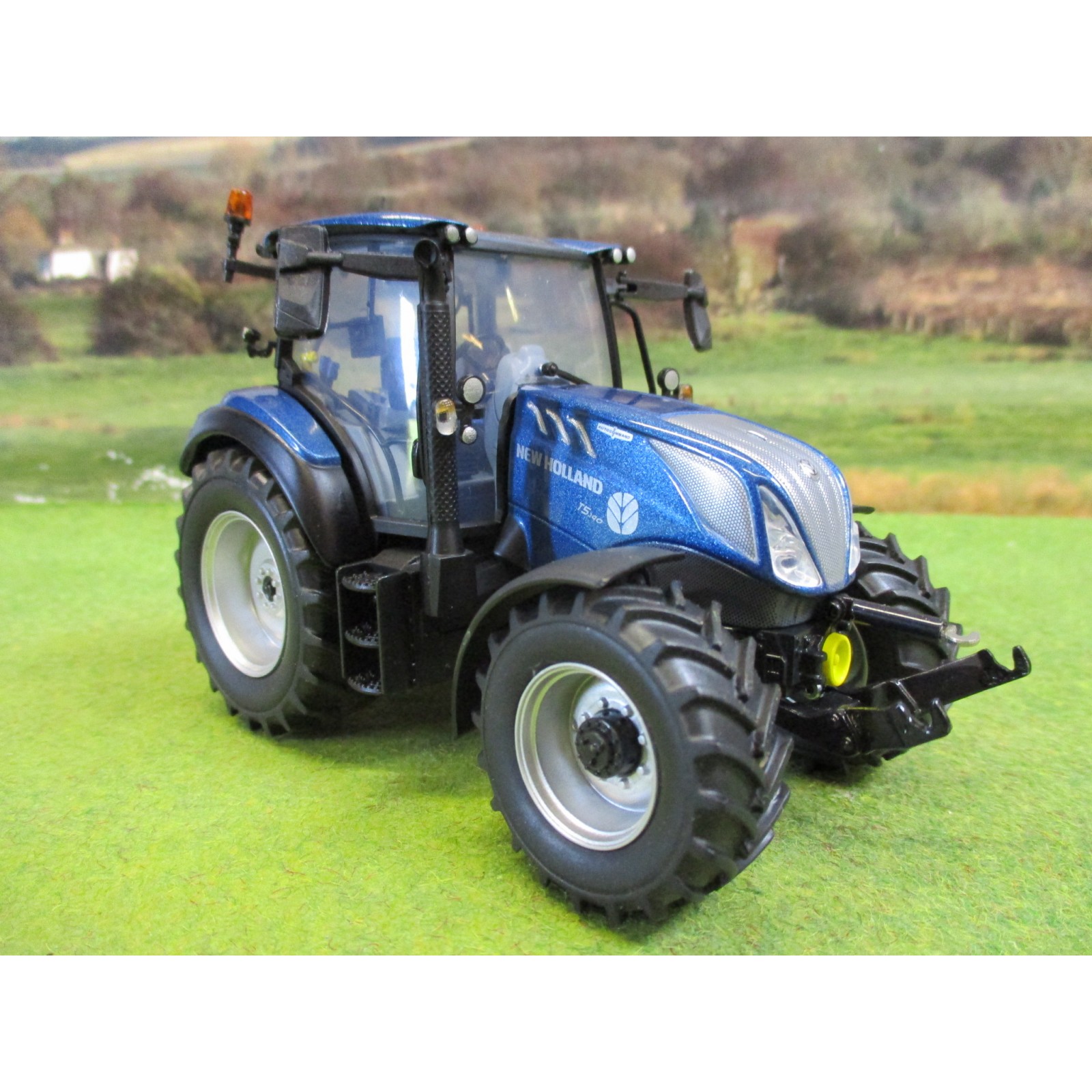 UNIVERSAL HOBBIES 1:32 NEW HOLLAND T5.140 BLUE POWER LOW ROOF TRACTOR