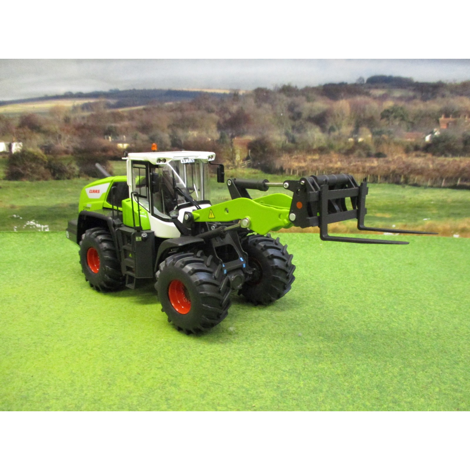 WIKING 1:32 CLAAS TORION 1812 WHEELOADER WITH GRAiN BUCKET