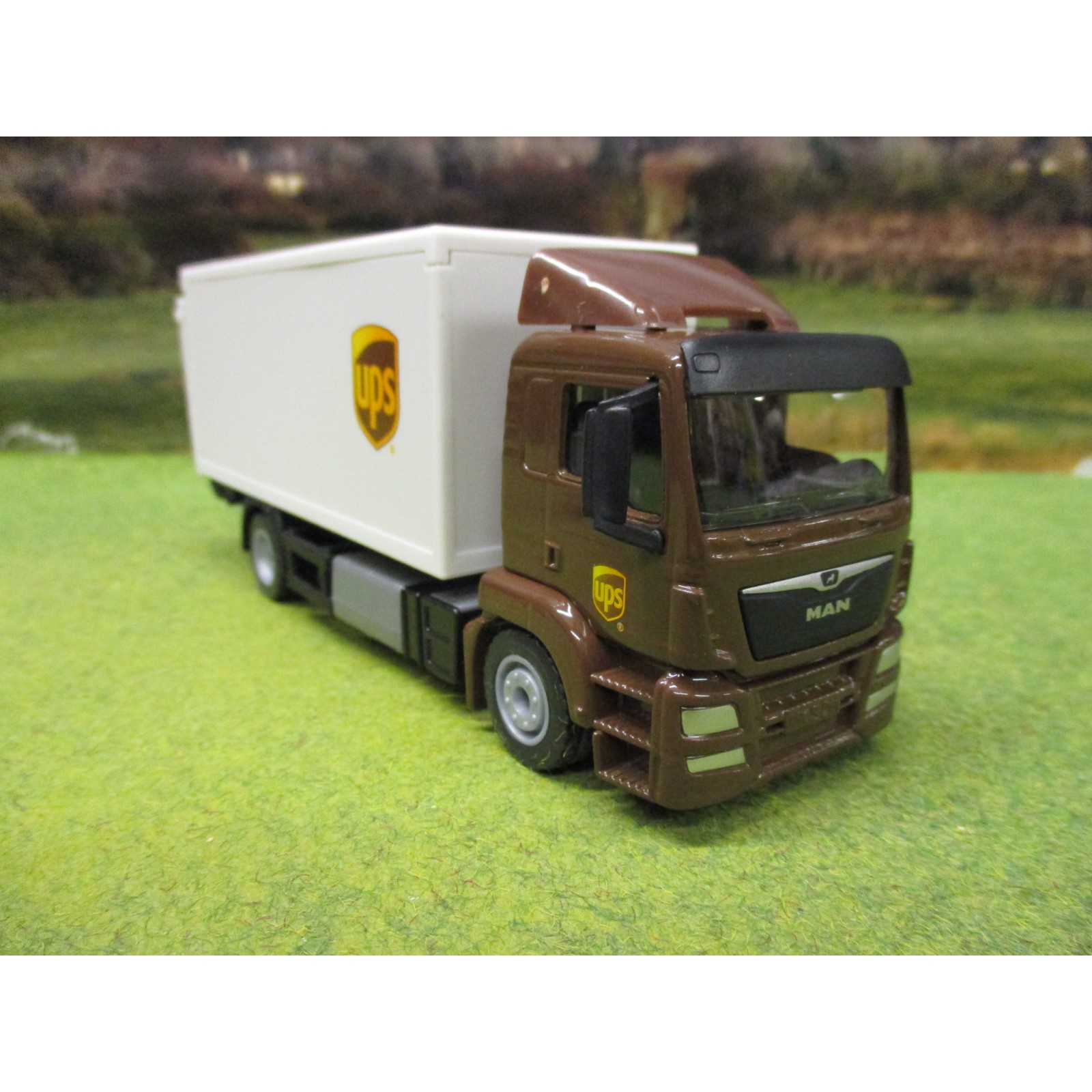 SIKU 1:50 MAN LKW FOUR WHEELER UPS DELIVERY LORRY - One32 Farm toys and  models