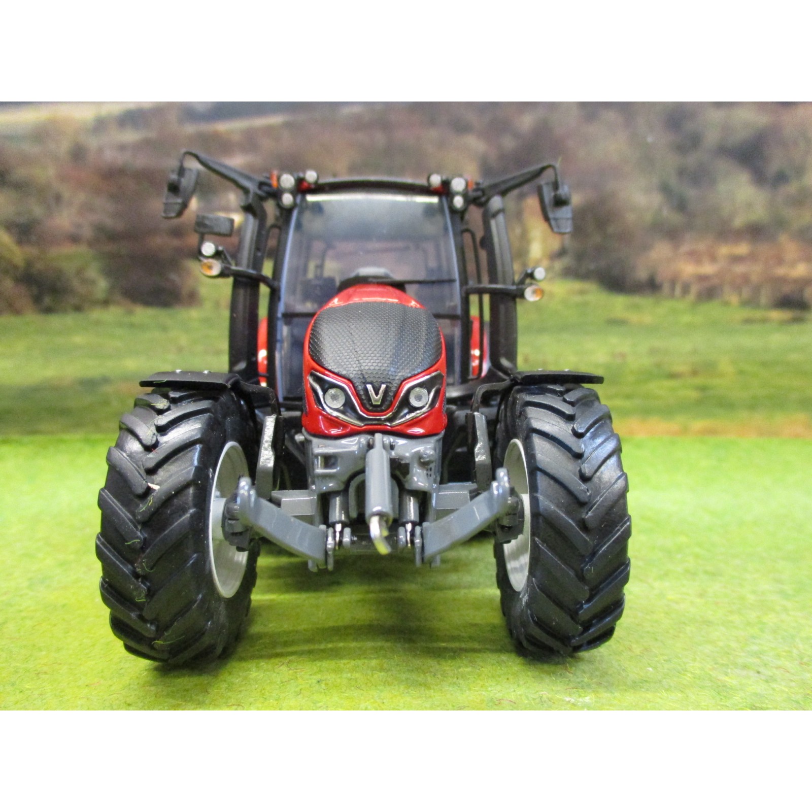 UH - Valtra G135 - Rouge - Edition Limitee 750# - 1 32