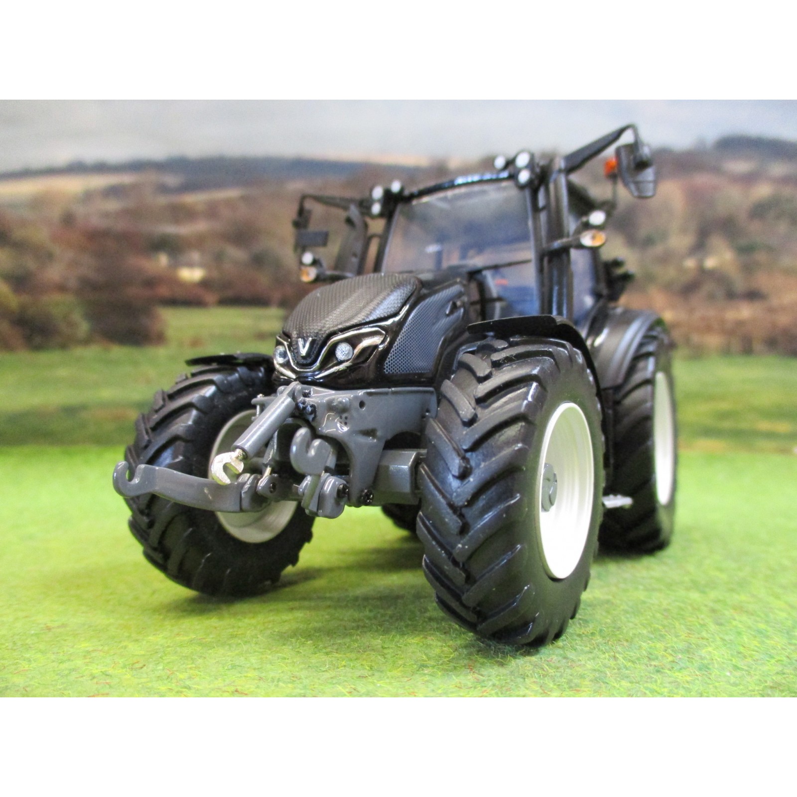 ■【ユニバーサルホビー】 1/32 Valtra S394 フィンランド エディション [E5319]★未開封新品！ 1⁄32 Valtra S394 Smart Touch (white) \"Finland Edition\" - Farm