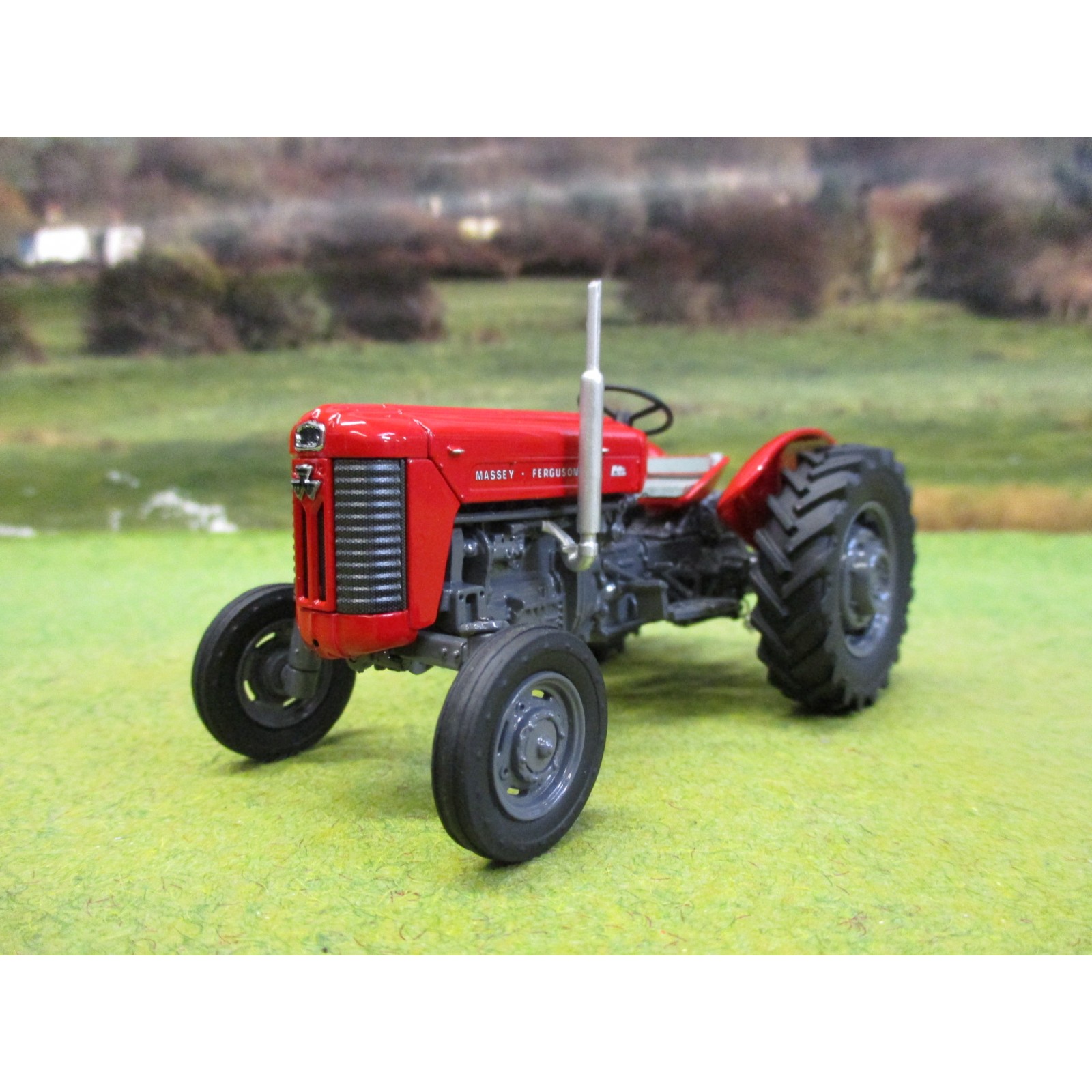 Universal Hobbies 2915 - Massey Ferguson MF65 MK II Tractor