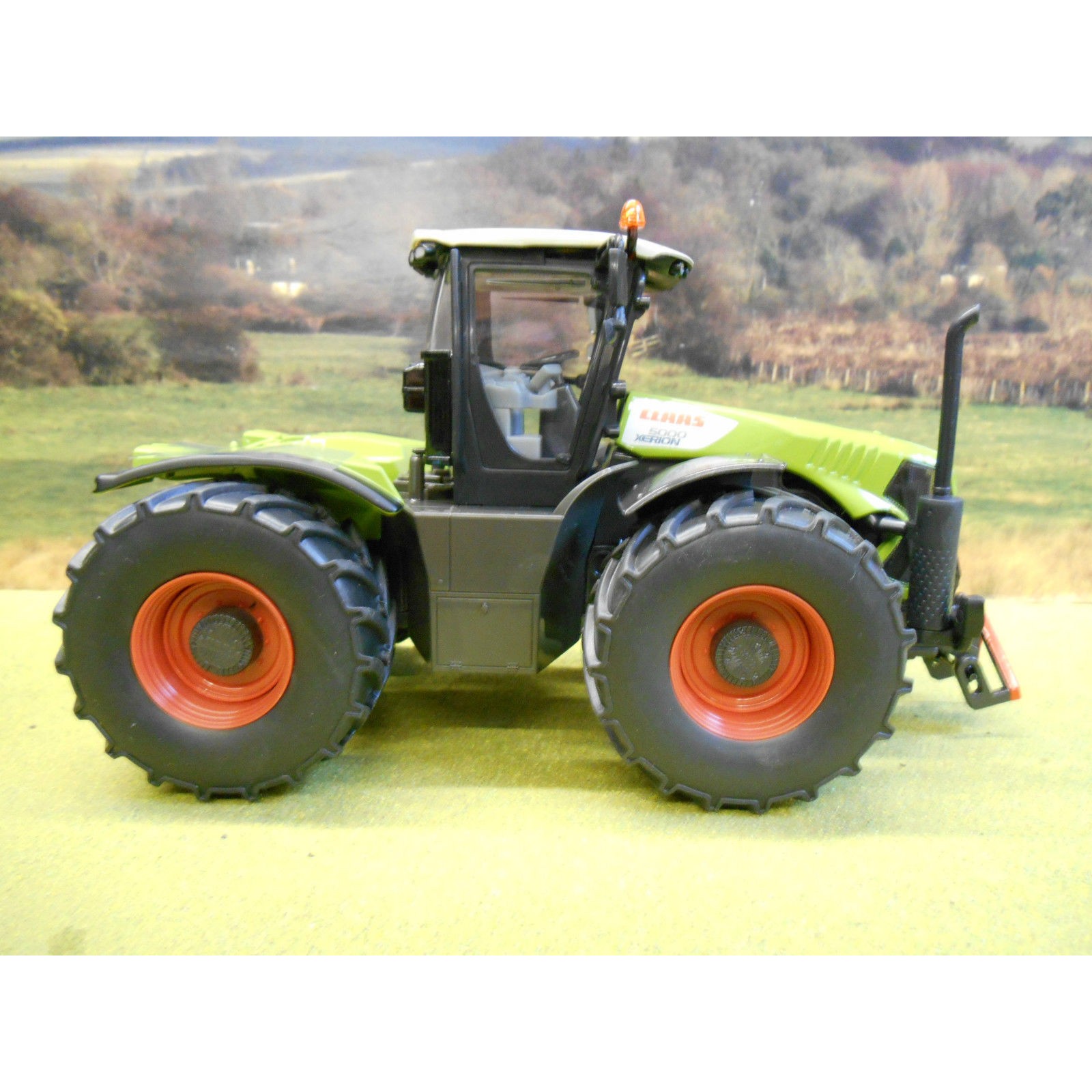 Siku CLAAS XERION 5000 トラクター 1/32スケール Claas XERION: ボーネルンド オンラインショップ。世界中の知育