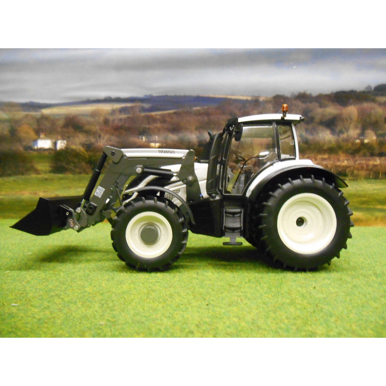 Wiking 77815 Valtra t174 con Front caricatrici 